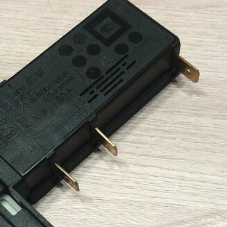 Блокировка люка 051438 для стиральных машин Indesit и Ariston